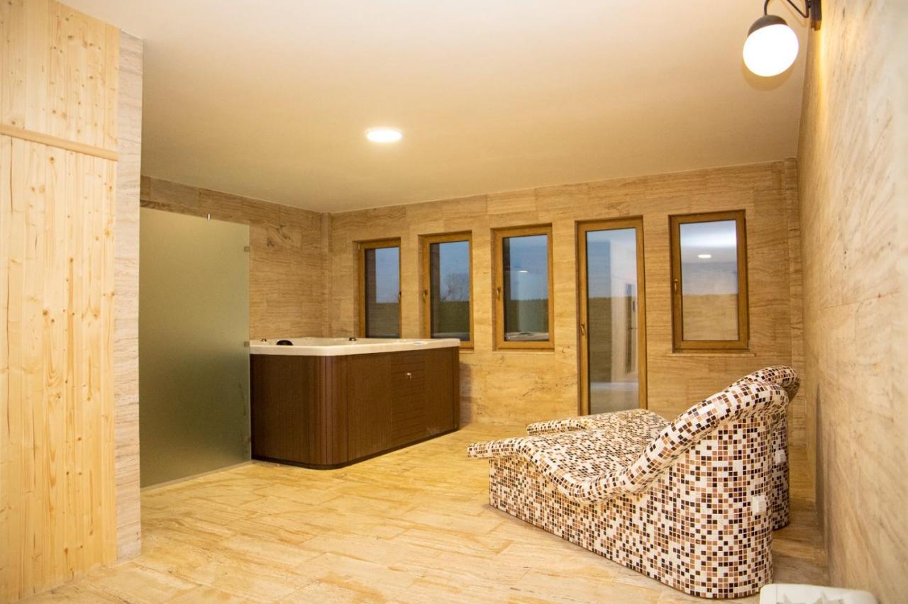 גוסטיבר Hotel Vila Zana מראה חיצוני תמונה